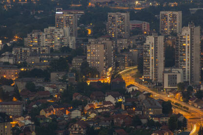 Zenica u sumrak - pogled na naselja Meokušnice, Odmut, centar grada. Jedinstvena perspektiva sa zapada - pogled na Glavnu gradsku magistralu