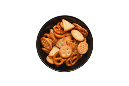 Slane grickalice u crnoj zdjeli - izolovano na bijeloj pozadini