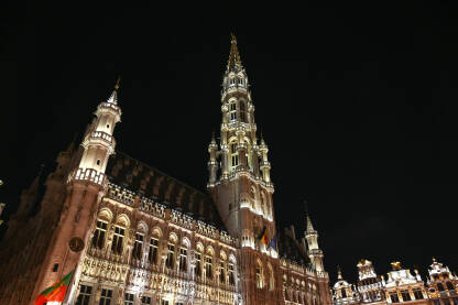 Brisel, Belgija: Zgrada gradske vijećnice noću. Grand Place je centralni trg u Briselu.