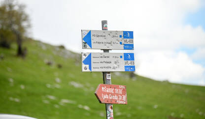 Planinarske staze na Vlašiću Putokaz za označene planinarske staze. Planina Vlašić, BiH.