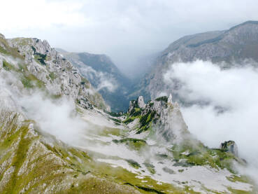 Planina u magli, snimak dronom. Oblačan dan u planinama. Litice i stijene.