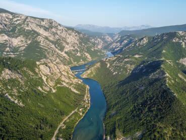 Duboki kanjon rijeke Drežanke između planina. Snimak dronom prelijepe prirode u ljeto. Rijeke Drežanka i Neretva te planine Čvrsnica, Čabulja, Prenj i Velež.