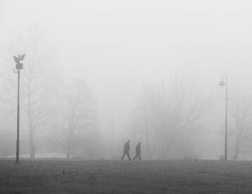 kretanje ljudi kroz maglu