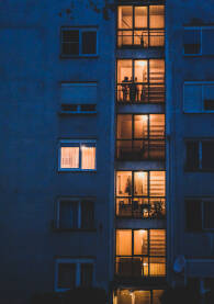 Na fotografiji vidimo nekoliko ljudi koji se penju i silaze kroz haustor u jednoj staroj zgradi u Modriči.
Kontrast toplog i hladnog,
unutrašnjeg svjetla i noći daje posebnu čar i dinamiku fotografiji