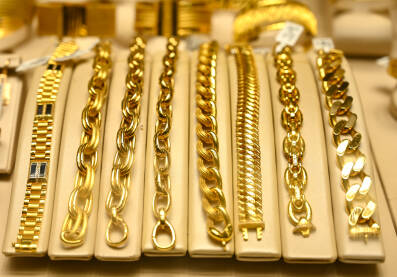 Zlatne narukvice i lančići u zlatari, krupni plan. Prodaja zlata.