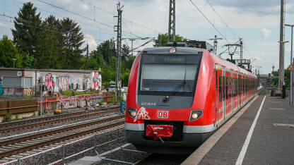 Putnički voz na željezničkoj stanici. Željeznički transport. Moderan voz u Njemačkoj.