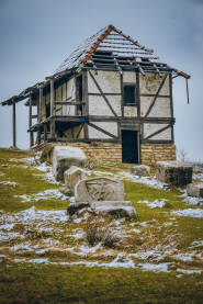 Stara Bosanska kuca sa stećcima u neposrednoj blizini Rajskog Jezera u Bašigovcima Živinice