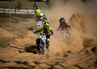 Vozač cross motora tokom trke. Motocross trka. Takmičenje u vožnji cross motora.