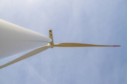 Vjetrenjača u polju, pogled odozdo. Proizvodnja električne energije iz vjetra. Zelena energija.