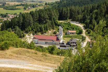 Župa "Sv. Ilije Proroka" Glamoč Pogled sa tvrđave Tabija na Župu "Sv. Ilije Proroka" Glamoč
