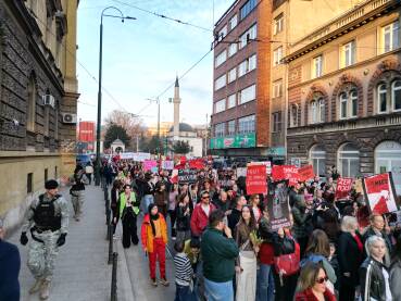 Osmomartovski marš u Sarajevu kao znak podrške ženama. "
Neformalna grupa aktivista i aktivistkinja je u Sarajevu povodom 8. marta organizovala protestni marš pod sloganom: "Ovako lijepa, a na minimalcu".