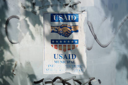 Izblijedjeli USAID plakat Plakat Američke agencije za međunarodni razvoj.