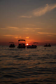 Zalazak sunca iznad Jadranskog mora, Primošten, Hrvatska.