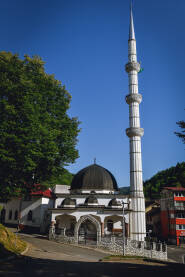 Čaršijsku džamiju u Srebrenici izgrađena je na imanju čuvenog arhitekte i dizajnera Bauhausa Selmana Selmanagića zbog čega je nazivana još i Selmanagića džamija.
