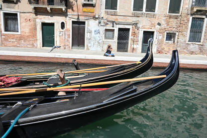Gondola na moru u Veneciji, Italija.