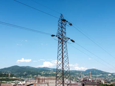 Dalekovod sa električnim kablovima u industrijskoj zoni. Prijenos električne energije. Struja.
