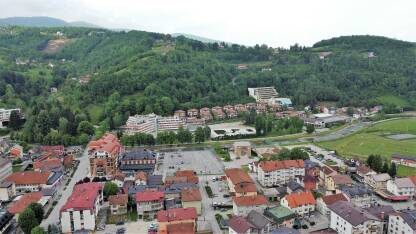 Fojnica se nalazi u centralnom dijelu Bosne i Hercegovine, oko 50 km zapadno od Sarajeva i 587 m iznad nivoa mora. Površina općine iznosi 308 km2.