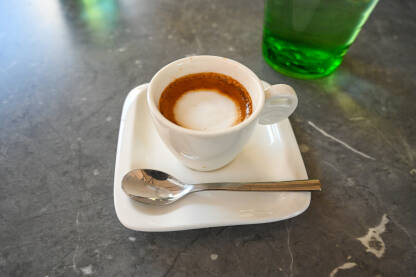 Kafa servirana na stolu u kafiću. Espresso kafa.