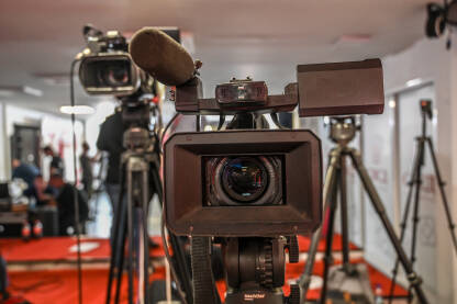 Profesionalna video kamera u studiju. Konferencija za novinare. Snimanje i praćenje press događaja video kamerom. Novinarstvo.