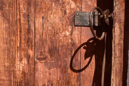Starinska brava sa metalnim predmetom koji služi pričvršćivanje ali ne i za zaključavanje vrata.