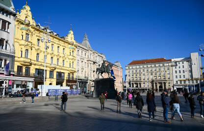 Zagreb, Hrvatska: Ljudi na glavnom zagrebačkom trgu. Trg bana Jelačića u centru grada.