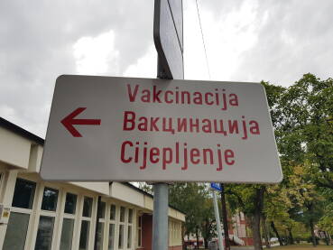 Putokaz za punkt za vakcinaciju - cijepljenje, ispred ambulante porodične medicine u naselju Eš u Brčkom na tri bh jezika i pisma