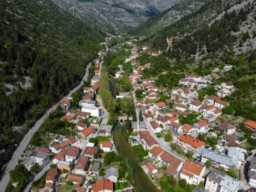 Stolac, Bosna i Hercegovina, panorama grada. Snimak dronom grada, kuća, trgova i ulica.