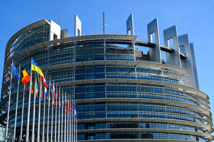 Strasbourg, Francuska: Zastave zemalja članica EU ispred Evropskog parlamenta. Zgrada Evropskog parlamenta. Institucije Evropske unije.