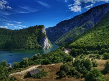 Rijeka Drina ima i svoj drugi naziv a to je Zelenika. Njena boja ima svoju draž i stapa se sa okolinom.