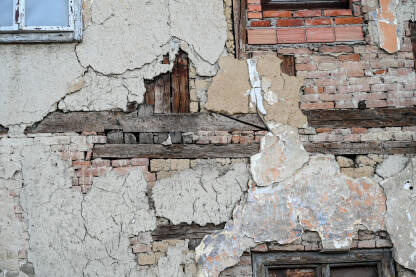Stara ispucala fasada na staroj kući.