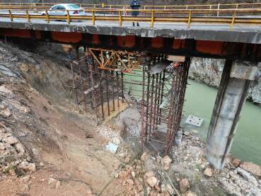 Most kojeg osiguravaju pulcevi ispod.