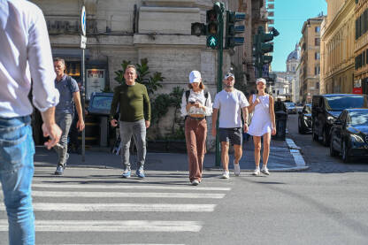 Ljudi prelaze ulicu. Pješaci na pješačkom prijelazu u gradu.