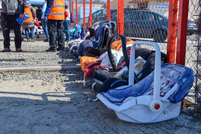 Nosiljke za bebe na granici Ukrajina-Slovačka. Humanitarna pomoć za izbjeglice iz Ukrajine.