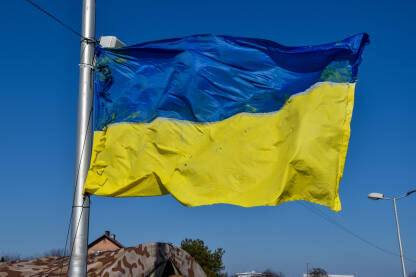 Zastava Ukrajine na granici sa Poljskom. Volonteri obojili i okačili zastavu Ukrajine na poljskoj granici.
