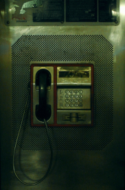Slika telefona unutar telefonske govornice kolorita koji podseća na izbledelu uspomenu.