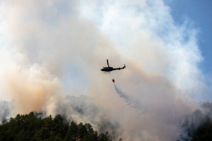 Helikopteri OS BiH u akciji gašenja šumskog požara.