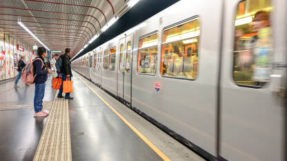 Putnici čekaju voz u podzemnoj stanici. Prijevoz. Ljudi putuju. Grupa ljudi koja putuje metroom.