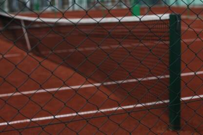 Zicana ograda oko teniskog terena sljake
