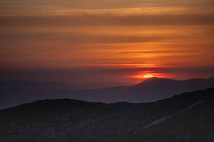 Izlazak sunca posmatran sa vrha planine