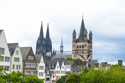 Köln, Njemačka. Katedrala i Vijećnica. Zgrade u staroj gradskoj jezgri.