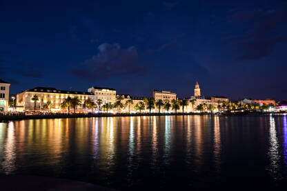 Split, Dalmacija, Hrvatska. Stari grad i Dioklecijanova palača. Luka na Jadranskom moru noću.
