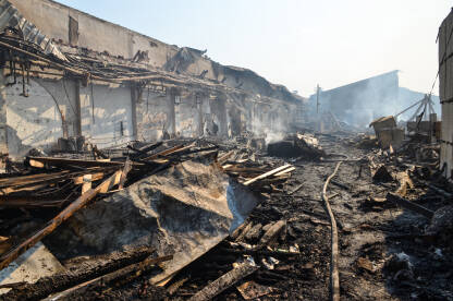 Izgorjelo skladište u požaru. Srušena i oštećena zgrada. Izgorjeli objekt u industrijskoj zoni.