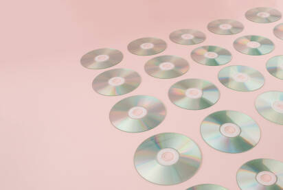 Kompaktni diskovi za snimanje na ružičastoj pozadini.