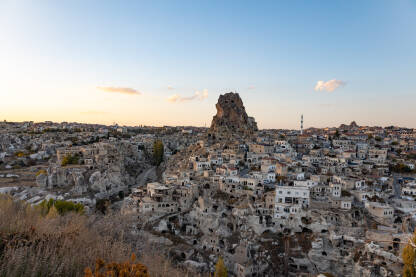 Stanovi uklesani u stijenama pored grada Nev Seher (Kapadokija-Turska)