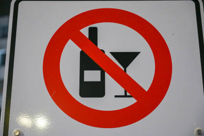 Zabranjeno konzumiranje alkohola na javnim mjestima. Simbol zabrane alkohola na ulici u gradu.