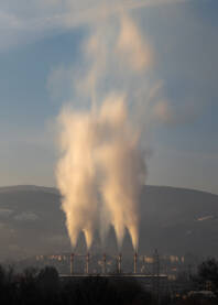 VEliki oblak pare iznad dimnjaka eko toplane u Banjoj Luci u naselju Borik i brdo Ponir u pozadini