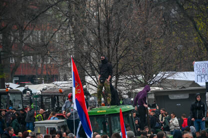 Maskirani mladić tokom studentskog protesta Studenti i građani traže pravdu za poginule tokom pada nadstrešnice u Novom Sadu. Studentski protest 15. marta 2025. godine. Maskirani muškarac stoji na traktoru.