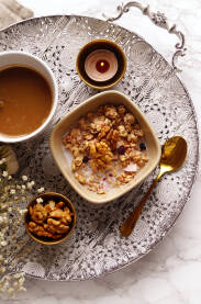 Granola sa orasima i bijelom kafom za doručak.