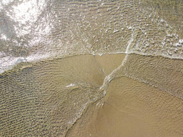 Valovi na moru, snimak dronom. Valovi na pješčanoj plaži. Jadransko more, Albanija.