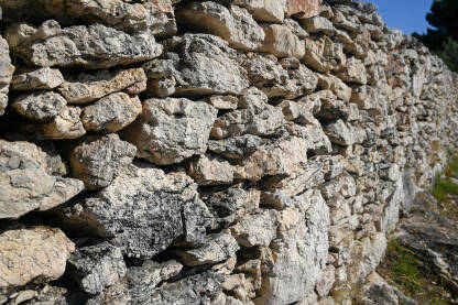 Suhozid izgrađen od nepravilno oblikovanog i neobrađenog kamenja, izbliza.